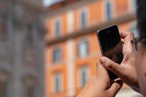 Selfie avec smartphone à la fontaine de Trevi bondée de touristes Rome Italie photo