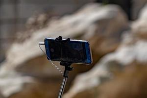 Selfie avec smartphone à la fontaine de Trevi bondée de touristes Rome Italie photo