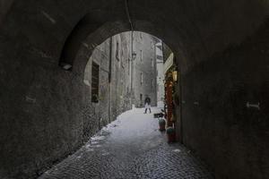 village médiéval de bormio valteline italie sous la neige en hiver photo