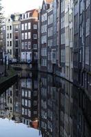 Amsterdam canal vue verticale à lever du soleil photo