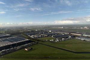 aéroport de schiphol amsterdam bâtiment et zone d'opération vue aérienne après le décollage photo