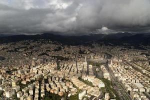 Vue aérienne de Gênes avant d'atterrir par temps nuageux photo