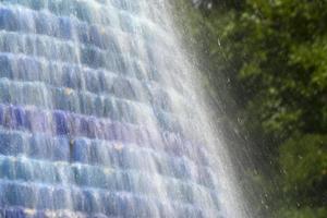 eau sur la fontaine en mosaïque de carreaux à l'expo de lisbonne photo