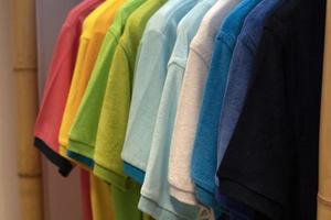 beaucoup de t-shirts de couleurs différentes photo