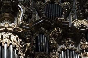 Détail du tuyau d'orgue de l'ancienne église photo