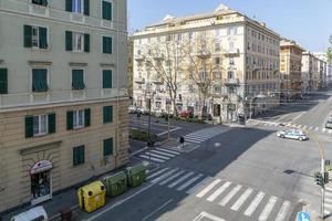 gênes, italie - 5 avril 2020 - les rues du centre-ville sont désertes en raison de la quarantaine covid du coronavirus photo