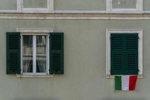 drapeau italien sur la fenêtre pendant la quarantaine du coronavirus photo