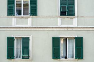 chat sur la fenêtre pendant la quarantaine du coronavirus en italie photo
