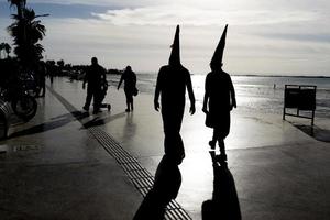 ku klux klan carnaval habillé gens silhouette photo