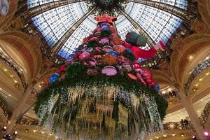 paris, france - 20 novembre 2021 - arbre de noël aux galeries la fayette photo