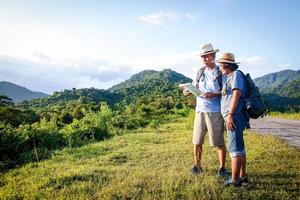 un couple asiatique âgé fait du trekking, voyage, vit une vie heureuse à la retraite en bonne santé, peut voir la nature fraîche. le concept de tourisme de santé pour les personnes âgées. avec espace de copie. photo