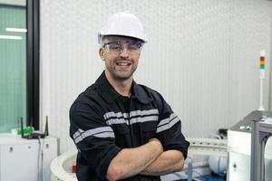 professionnel lourd industrie ingénieurs portant sécurité uniforme et difficile Chapeaux travail industrie et ingénierie gens La technologie concept . photo