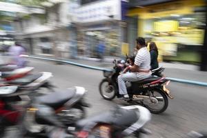 homme, maldives - 16 février 2019 - circulation dans la rue avant l'heure de la prière du soir photo