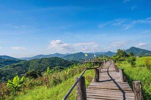 magnifique paysage vue et en bois pont sur phu lamduan à loei thaïlande.phu lamduan est une Nouveau touristique attraction et point de vue de mekong rivière entre Thaïlande et loues. photo