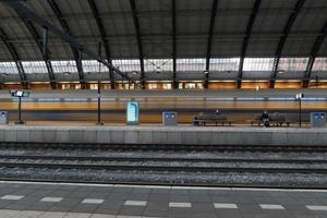 amsterdam, pays-bas - 25 février 2020 - vieille ville de la gare centrale photo