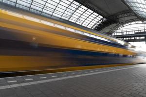 amsterdam, pays-bas - 25 février 2020 - train arrivant dans la vieille ville de la gare centrale photo