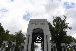 Washington DC, États-Unis - 27 avril 2019 - de nombreux touristes au mémorial de la seconde guerre mondiale photo