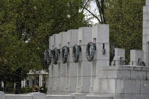 Washington DC, États-Unis - 27 avril 2019 - de nombreux touristes au mémorial de la seconde guerre mondiale photo