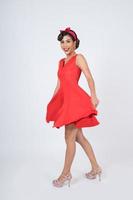 belle femme vêtue d'une robe rouge en studio