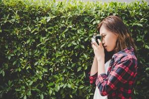 jeune fille posant dans le parc photo