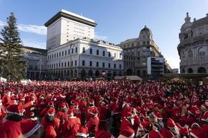 Gênes, Italie - 22 décembre 2019 - promenade traditionnelle du père noël photo