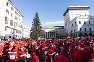 Gênes, Italie - 22 décembre 2019 - promenade traditionnelle du père noël photo