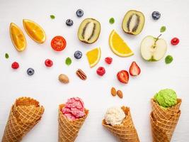 glace et fruits assortis photo