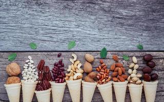 Noix et cornets de crème glacée sur un fond en bois photo