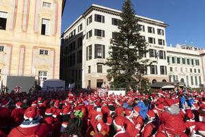 Gênes, Italie - 22 décembre 2019 - promenade traditionnelle du père noël photo