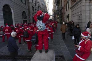 Gênes, Italie - 22 décembre 2019 - promenade traditionnelle du père noël photo