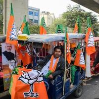 Delhi, Inde, 02 décembre 2022 - partisan du bjp du parti bharatiya janata lors d'un méga road show en faveur du candidat bjp pankaj luthara pour déposer des documents de candidature avant les élections locales mcd 2022 photo