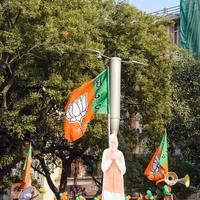 new delhi, inde - 16 janvier 2023 - le premier ministre narendra modi coupé lors du road show bjp, la statue de pm modi lors d'un grand rassemblement électoral dans la capitale photo