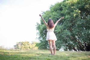 belle femme à l'extérieur au parc naturel photo