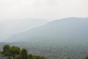 montagnes sous la brume le matin photo