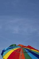 parasol coloré sous le soleil photo