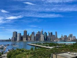 Vue de Manhattan depuis Brooklyn un matin ensoleillé photo