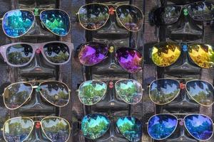 De nombreuses lunettes de soleil à vendre au marché photo