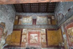 naples, italie - 1er février 2020 - peintures et mosaïques des ruines de pompei photo