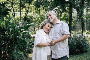 couple de personnes âgées dansant ensemble photo