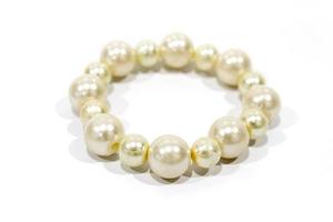 bracelet de perles isolé sur fond blanc photo