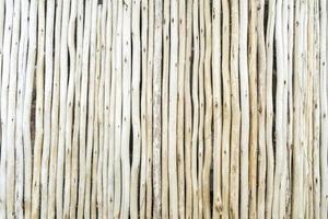 clôture en bois avec de fines branches longues photo