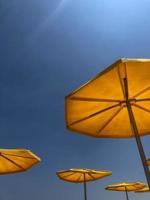 parasols jaunes au soleil photo
