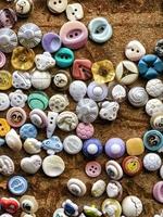 boutons de vêtements colorés dispersés photo