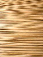un tas de brochettes de bambou alignés photo