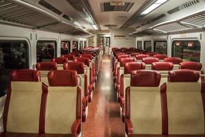 sièges de train rouges photo