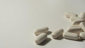 pilules blanches sur une table photo