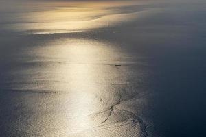 lever de soleil sur la mer depuis un avion photo