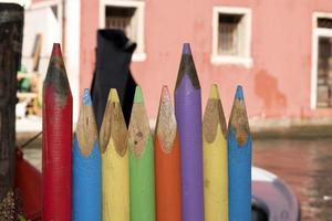 Clôture géante de crayons colorés à Venise Chioggia photo