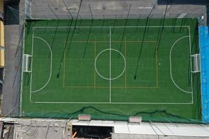 terrain de football entre les maisons drone aérien photo