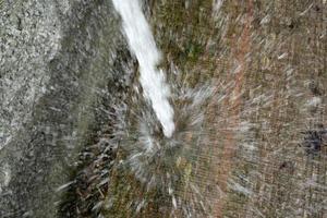 ouvrir le robinet d'eau extérieur en gros plan photo